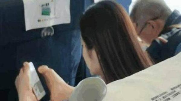 高铁上女子把脚放桌上，男子忍不住想骂人，走近看清后傻了！休闲区蓝鸢梦想 - Www.slyday.coM