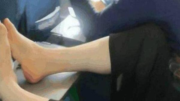 高铁上女子把脚放桌上，男子忍不住想骂人，走近看清后傻了！休闲区蓝鸢梦想 - Www.slyday.coM