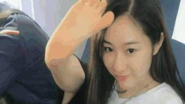 高铁上女子把脚放桌上，男子忍不住想骂人，走近看清后傻了！休闲区蓝鸢梦想 - Www.slyday.coM