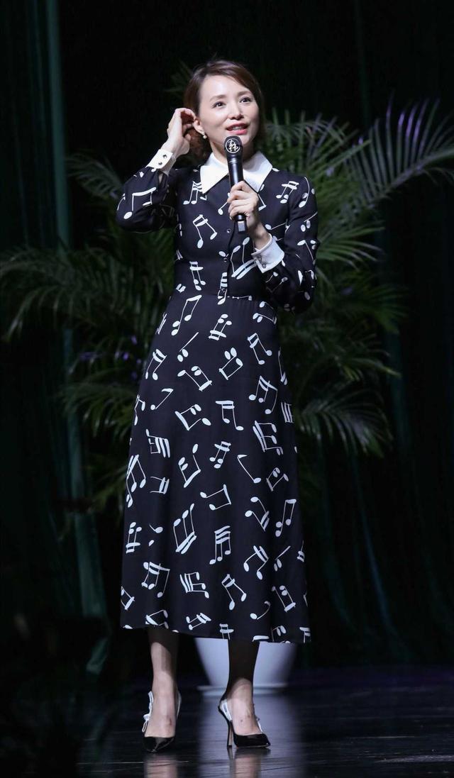 董卿西装大v领踩高跟如履平地美