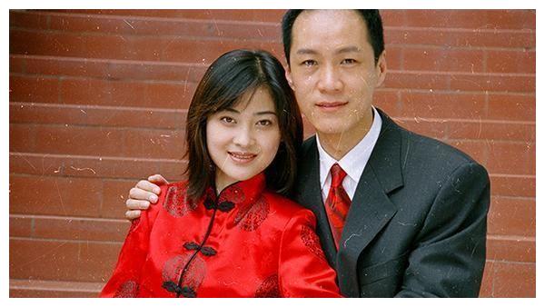 朱时茂26年前的春晚有谁注意他旁边的女孩如今火得一塌糊涂