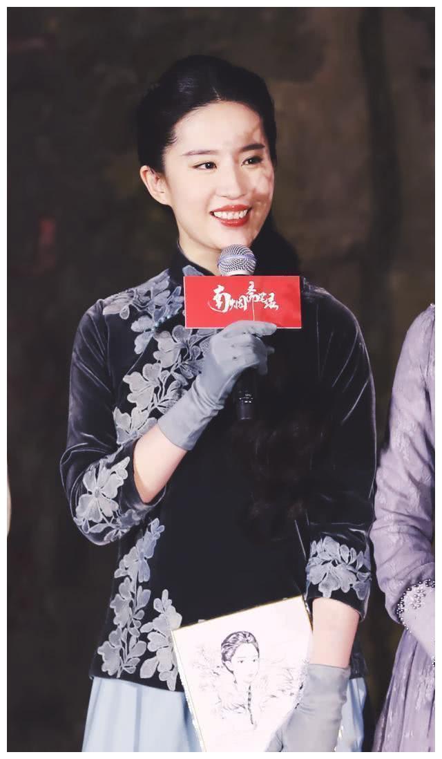 巴掌脸的女星也有"双下巴",baby笑起来就像二百斤的大胖子!