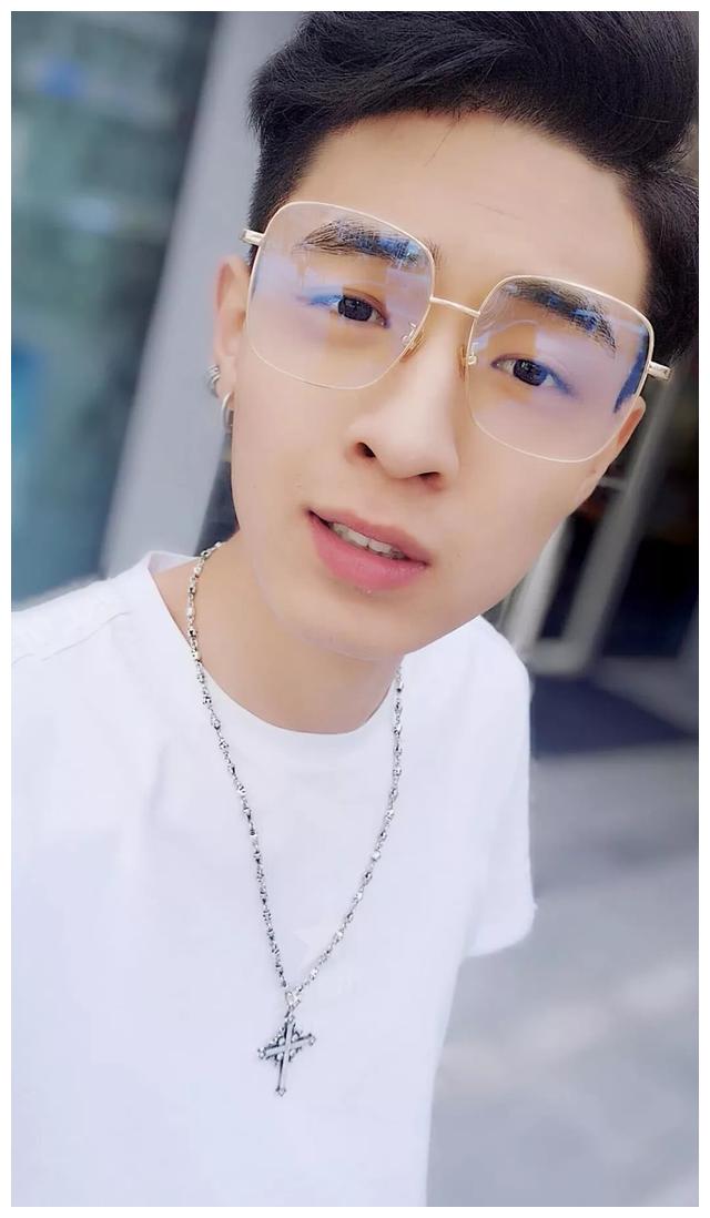 傻老秦继续努力秦霄贤参加笑起来真好看笑容治愈