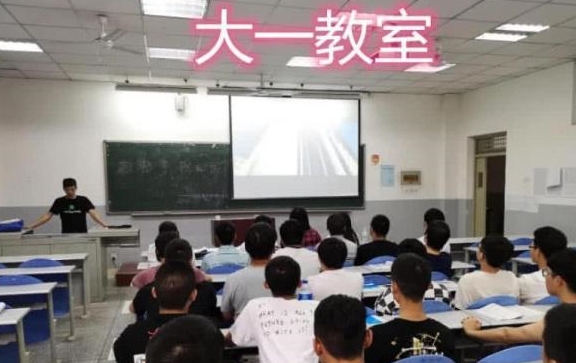 大一到大四教室的区别，内容太过真实，大四的教室空空荡荡的|教室|大四|大一_新浪新闻