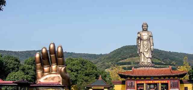 江苏灵山景区，北倚灵山、南面太湖，是著名的佛教胜地