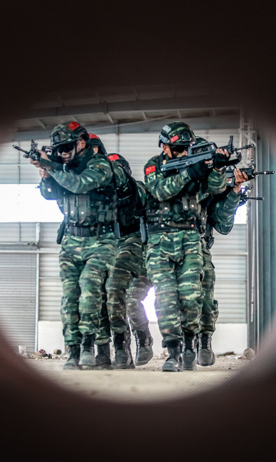 1 / 9 近日,多支武警部队紧密结合实战开展多课目训练,锤炼特战队员