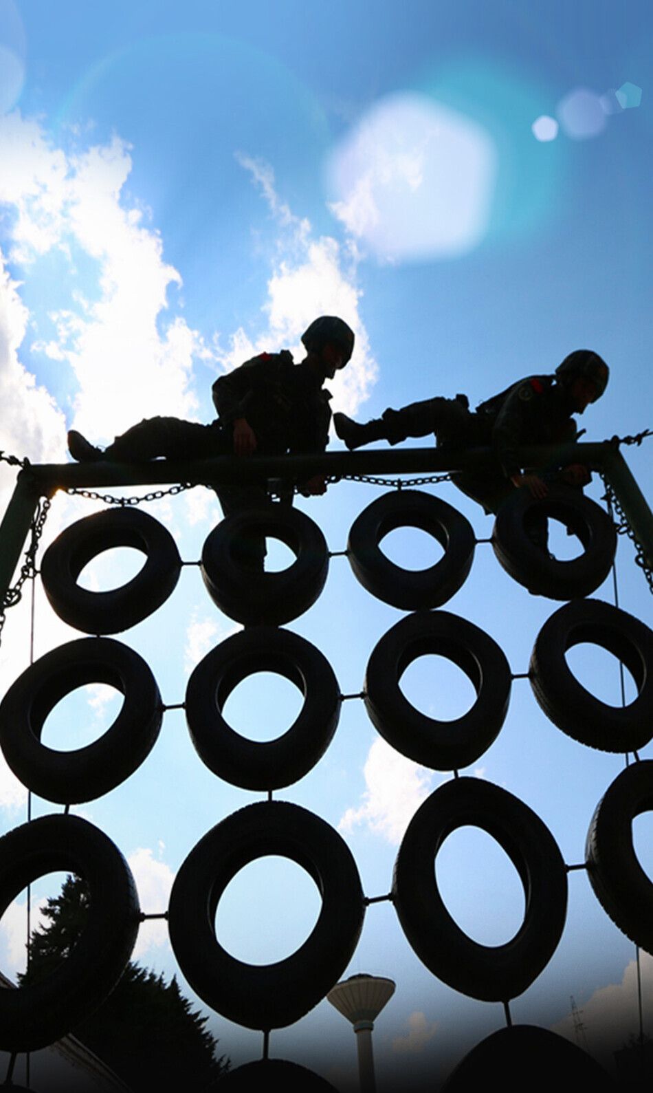 1 / 9 近日,多支武警部队紧密结合实战开展多课目训练,锤炼特战队员