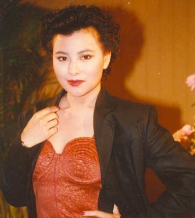 "电眼美女"李美凤,曾在美貌上击败邱淑贞,为了走红却自降身价