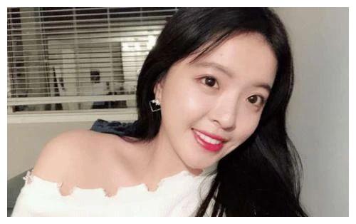 王丽嘉爸爸是混血儿王敏德,而妈妈则是香港名模马诗慧.