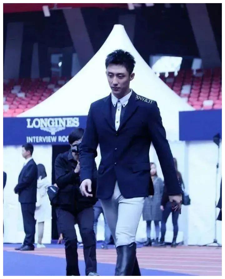 黄景瑜最新视频网上火了穿修身裤尽显大长腿魅力