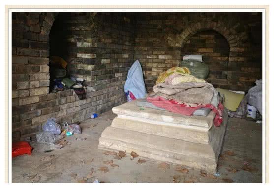 南京出土福清公主墓,墓中竟还住有活人,直接睡在公主棺材上