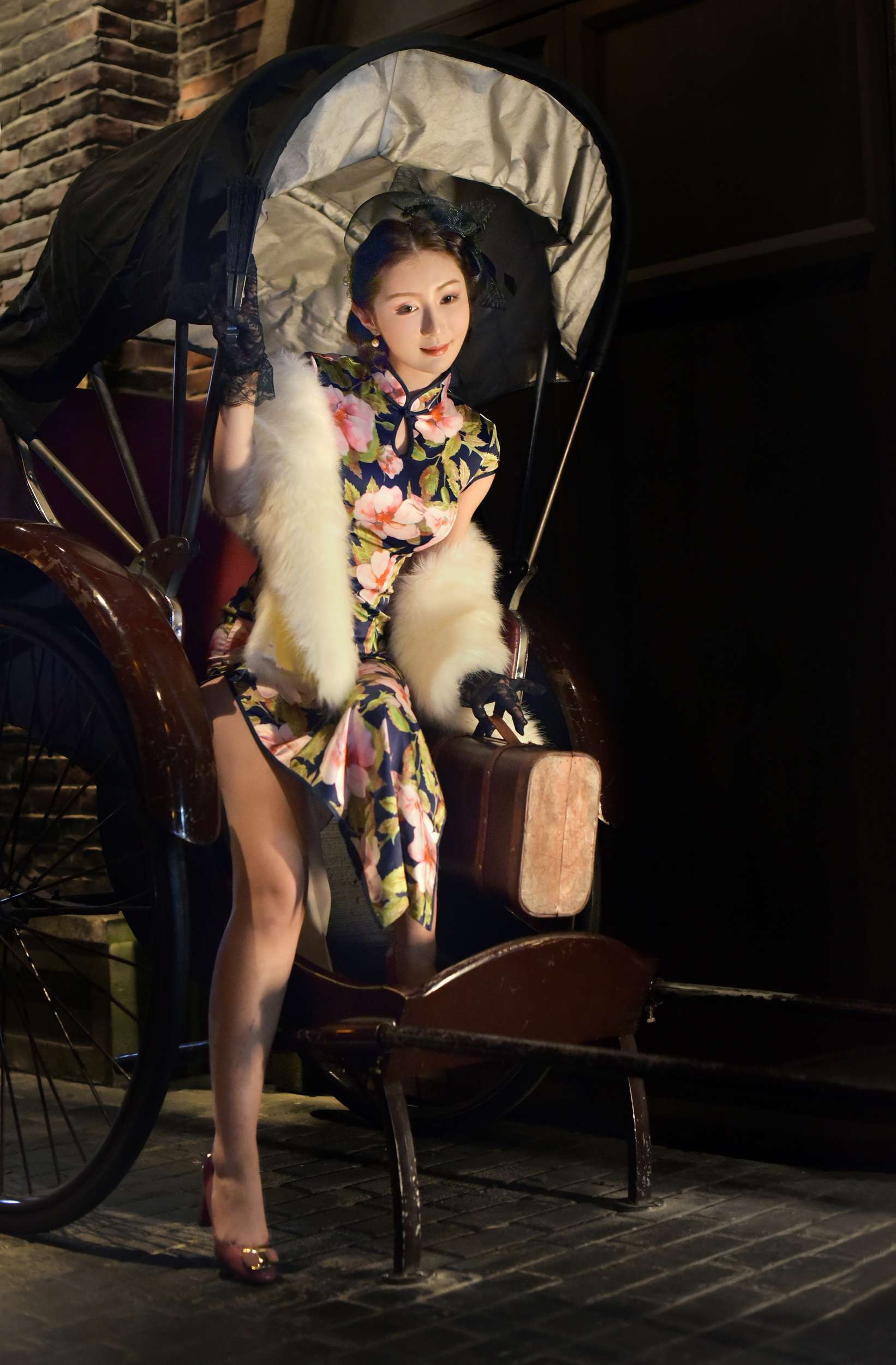 美女演员上淇身着旗袍诠释东方女性独特的美__财经头条