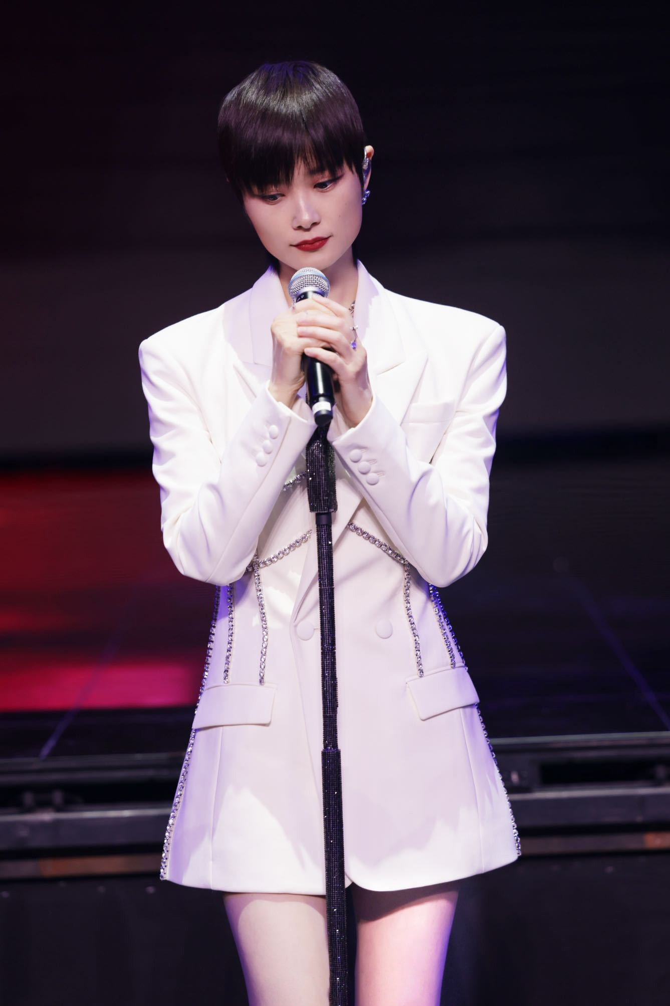 李宇春一身aera白色西装look现身东方卫视春晚.帅气优雅