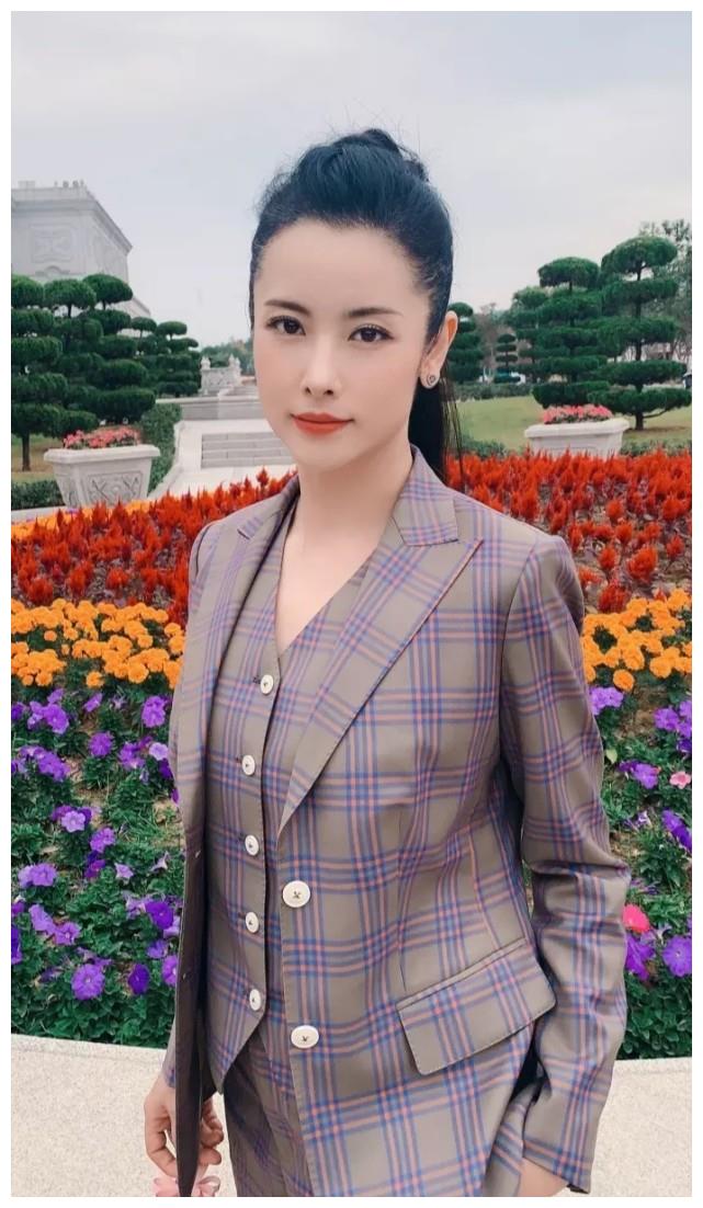 一身正装英气逼人的杨明娜,美丽奢华有内涵的女神