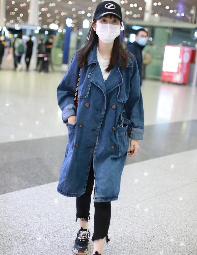 马蓉衣服品味在线穿长款牛仔外套搭配黑色牛仔裤简约又洋气