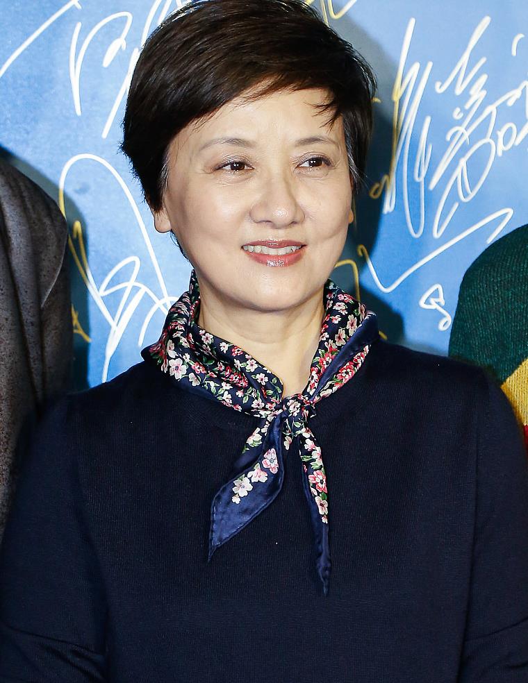 邓婕穿衣真有一套蕾丝镂空围巾配牛仔外套气质甜美又干练