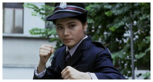 1988年,洪家班拍摄了"皇家师姐"系列的第三部《雌雄大盗》,杨丽菁也