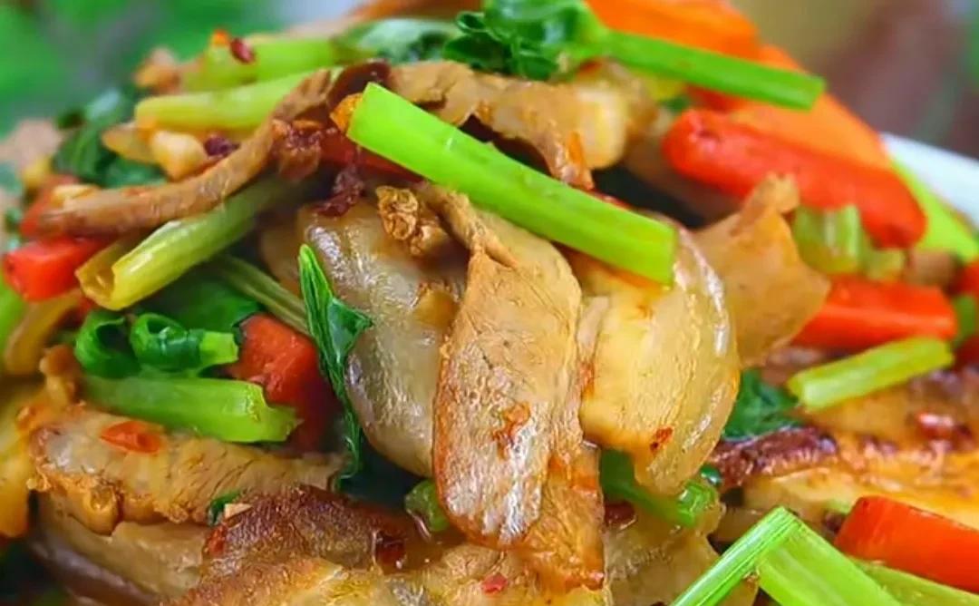 家常芹菜炒回锅肉好吃又解馋今日头条