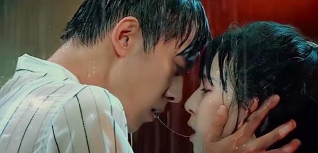 晏紫东小彩旗上演拔丝吻,导师点评:动真格了,有黏液!