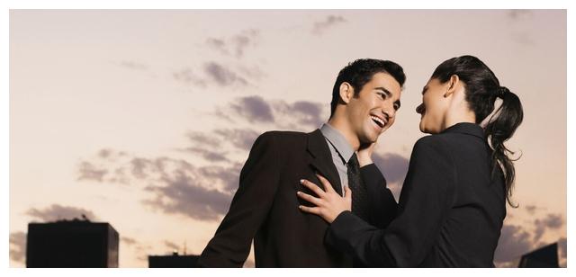 他是在跟我暧昧吗？