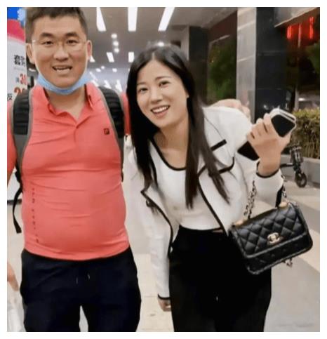 网红姜涛和团队吃散伙饭,桌上饭菜寒酸,鞠躬道歉后女助理落泪|姜涛