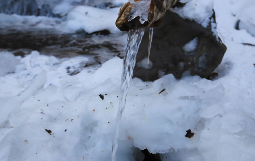 长白山有一处泉水,在零下20多度却涌流不止,清澈透明可直接喝