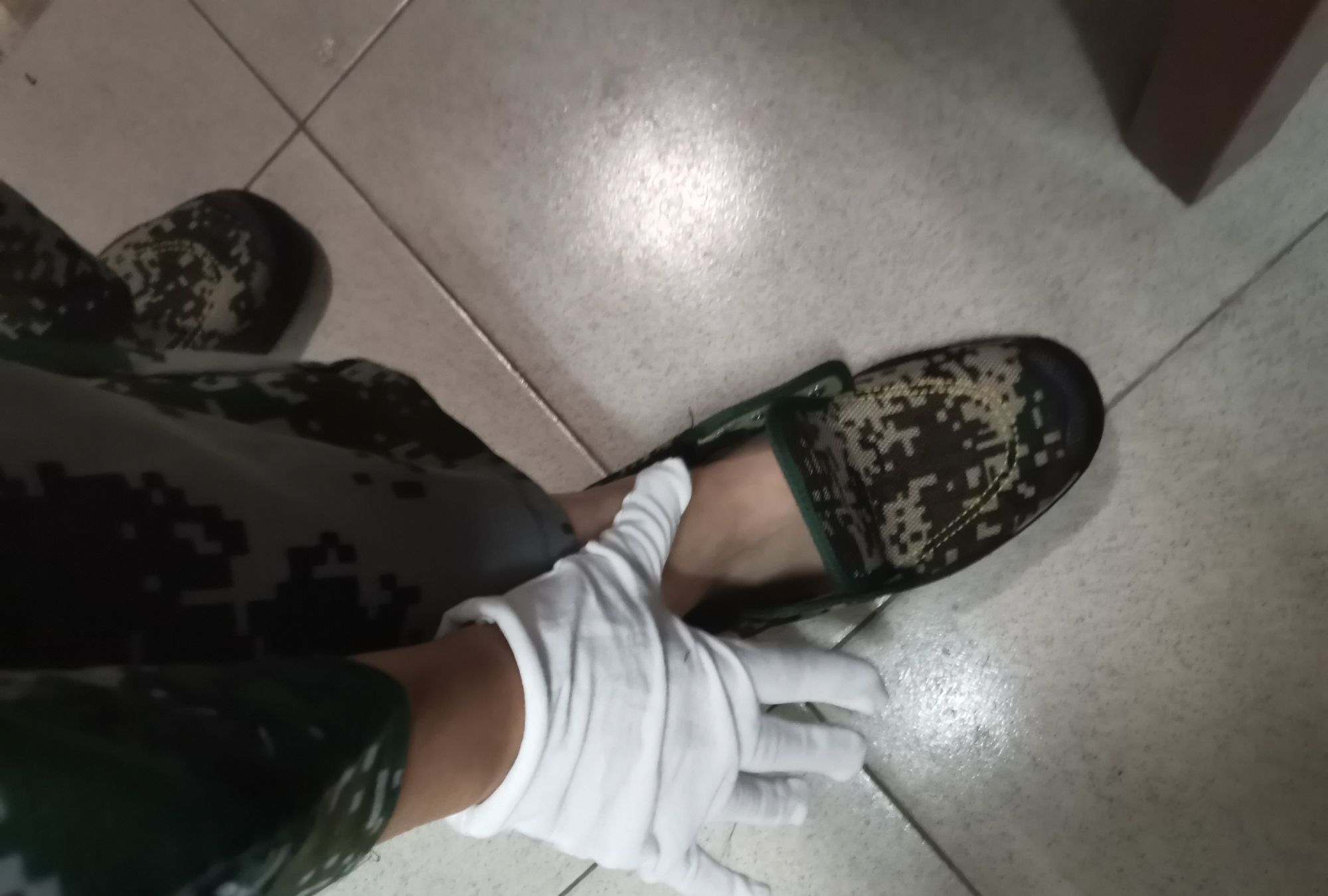 看我白白的手套,教官一声令下"坐下",手一撑,白手套一去不复返