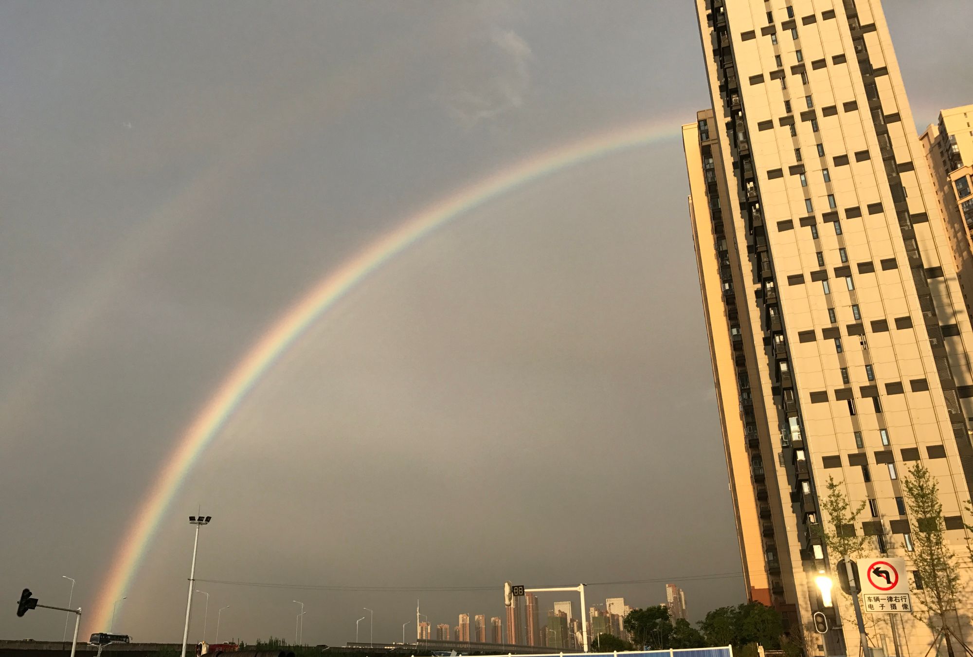 湖北省武汉市:两道彩虹同时出现在空中,场景着实罕见!