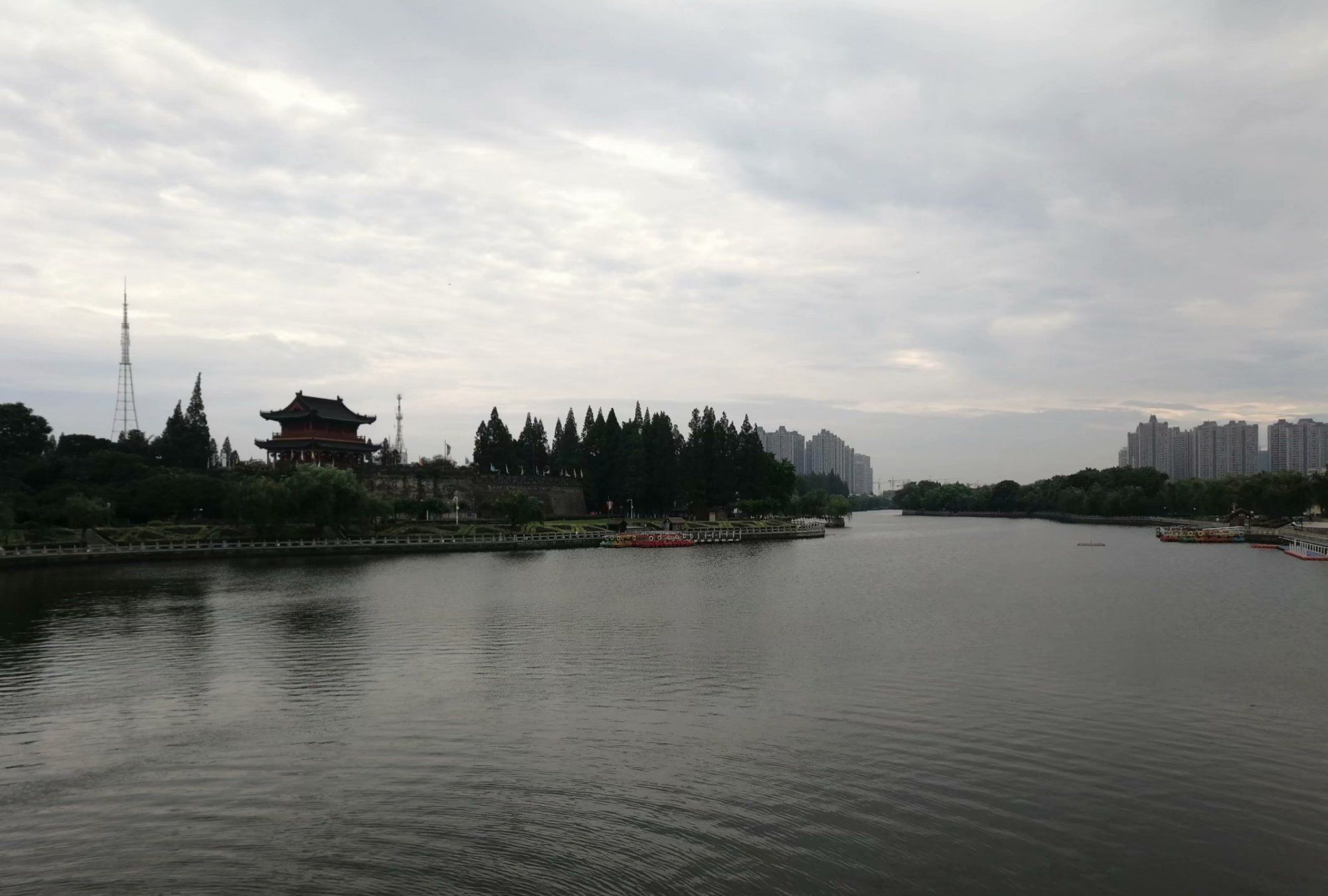 黎明的荆州,宽宽护城河,高高古城墙,还有义薄云天的关云长!