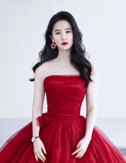 刘亦菲抹胸裙照片火了,被指有点可怜,被曝曾被王力宏强加吻戏