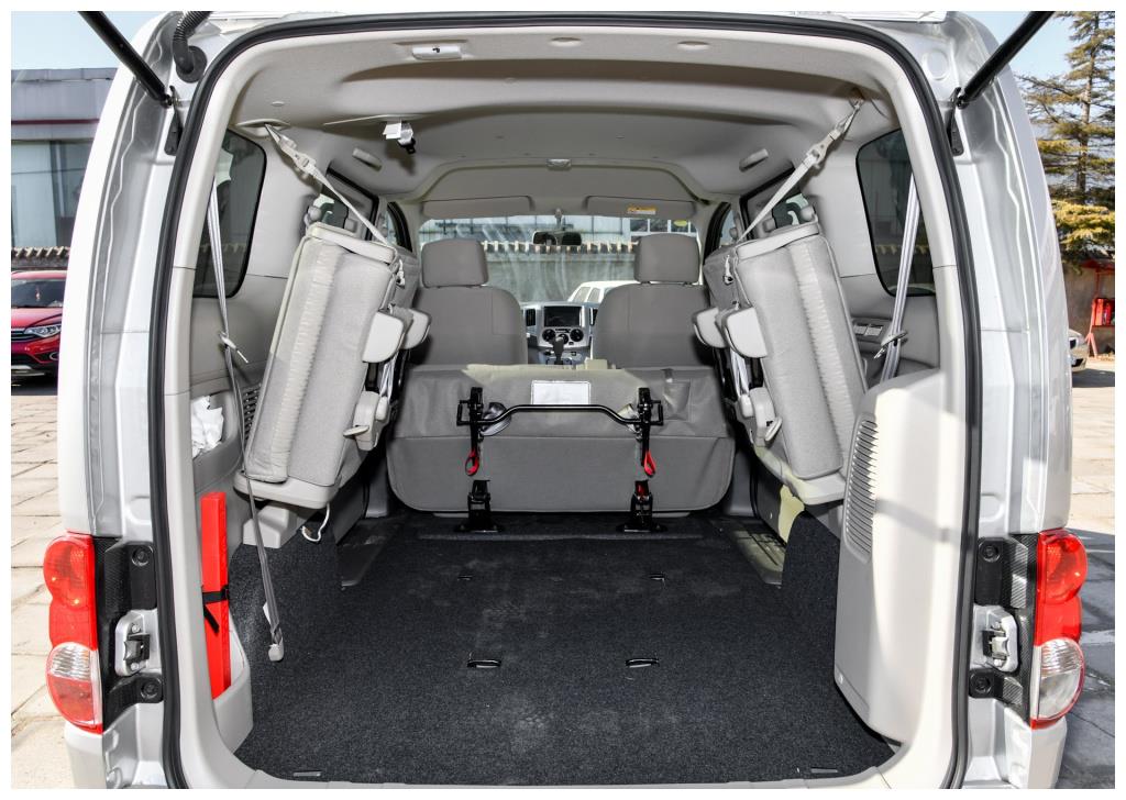 前者第二排向前翻折第三排左右翻折,nissan nv200这车本身分两个座椅