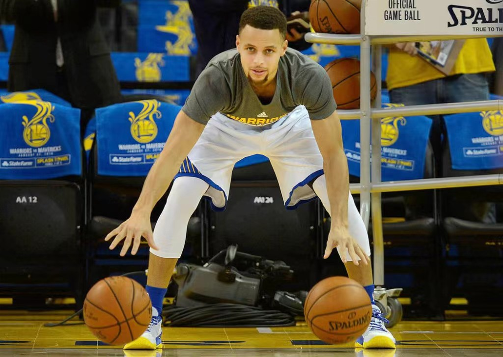 库里儿子双手运球火了神似老爹被赞是未来传奇