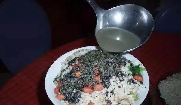 跟菜茶有些相似的擂咸茶,同样,在海丰人心中有着神圣的地位,是海丰人