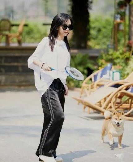 真被谭松韵美到了身穿白衬衫配黑色西裤职场小白这么穿才好看