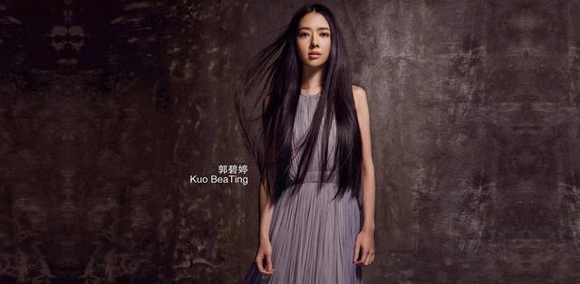 向佐罕见公开全家福,郭碧婷状态成焦点,手抱女儿动作娴熟休闲区蓝鸢梦想 - Www.slyday.coM 向佐罕见公开全家福,郭碧婷状态成焦点,手抱女儿动作娴熟休闲区蓝鸢梦想 - Www.slyday.coM