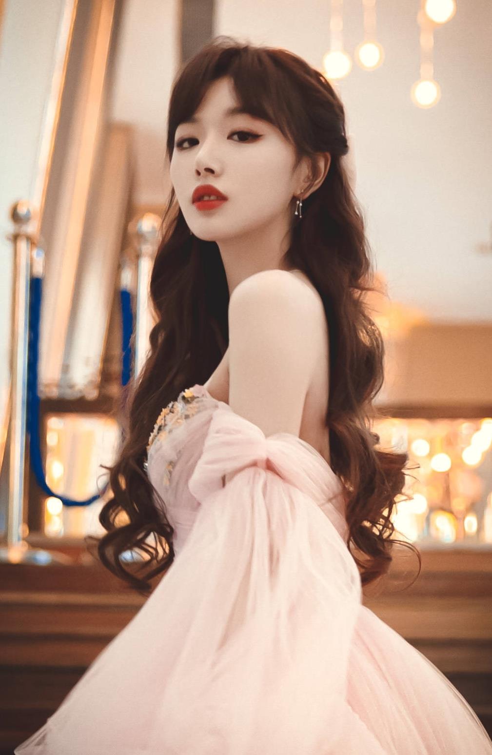 孔雪儿着花朵抹胸纱裙惊艳全场,笑起来好甜,太仙气了|孔雪儿|纱裙