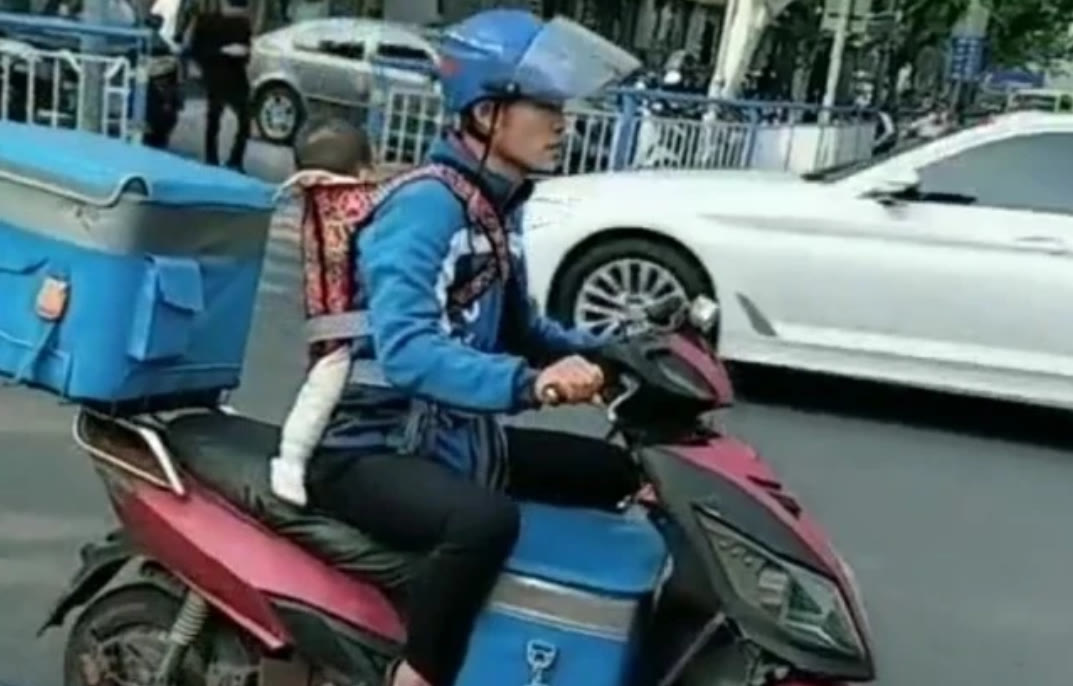6个月宝宝跟父亲送外卖，住在“外卖箱”里，3年过去她咋样了？休闲区蓝鸢梦想 - Www.slyday.coM