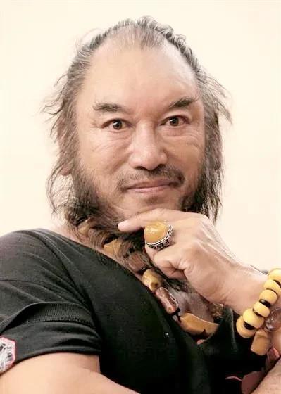 贾石头内地演员因为经常表演特技被誉为东方第一大力士