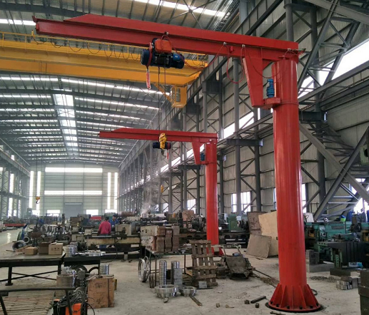 而小型龙门吊主要是由双立柱和横梁组成,立柱的底部是脚轮,有利于小型