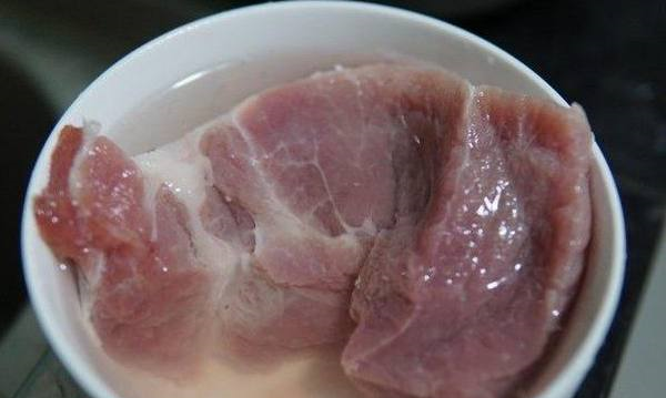 洗猪肉时在水里加上它洗出的猪肉既干净又好吃一看就会