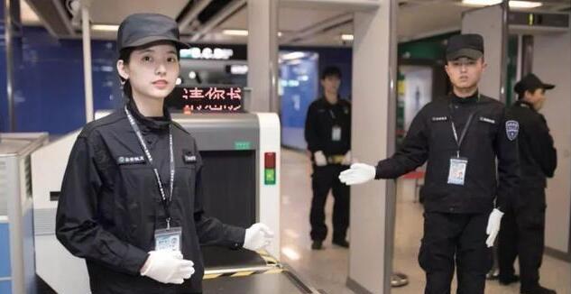 脾气真大沈阳一女子拒扫码推倒安检员事后道歉还不行吗