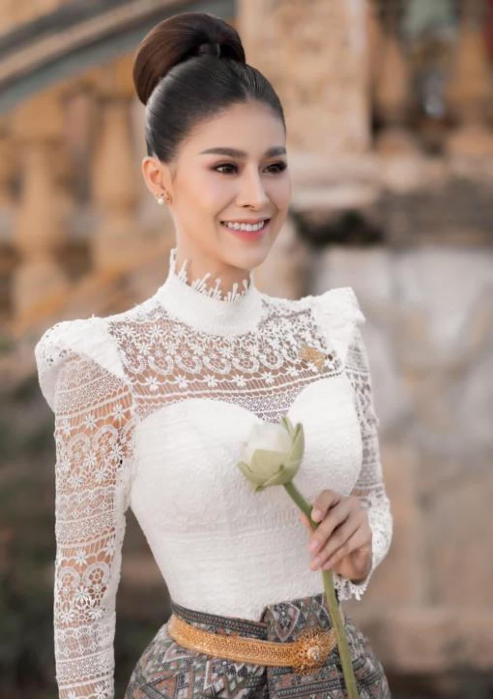 柬埔寨著名女星晒传统服饰照片,网友:气质神韵美如画!__财经头条