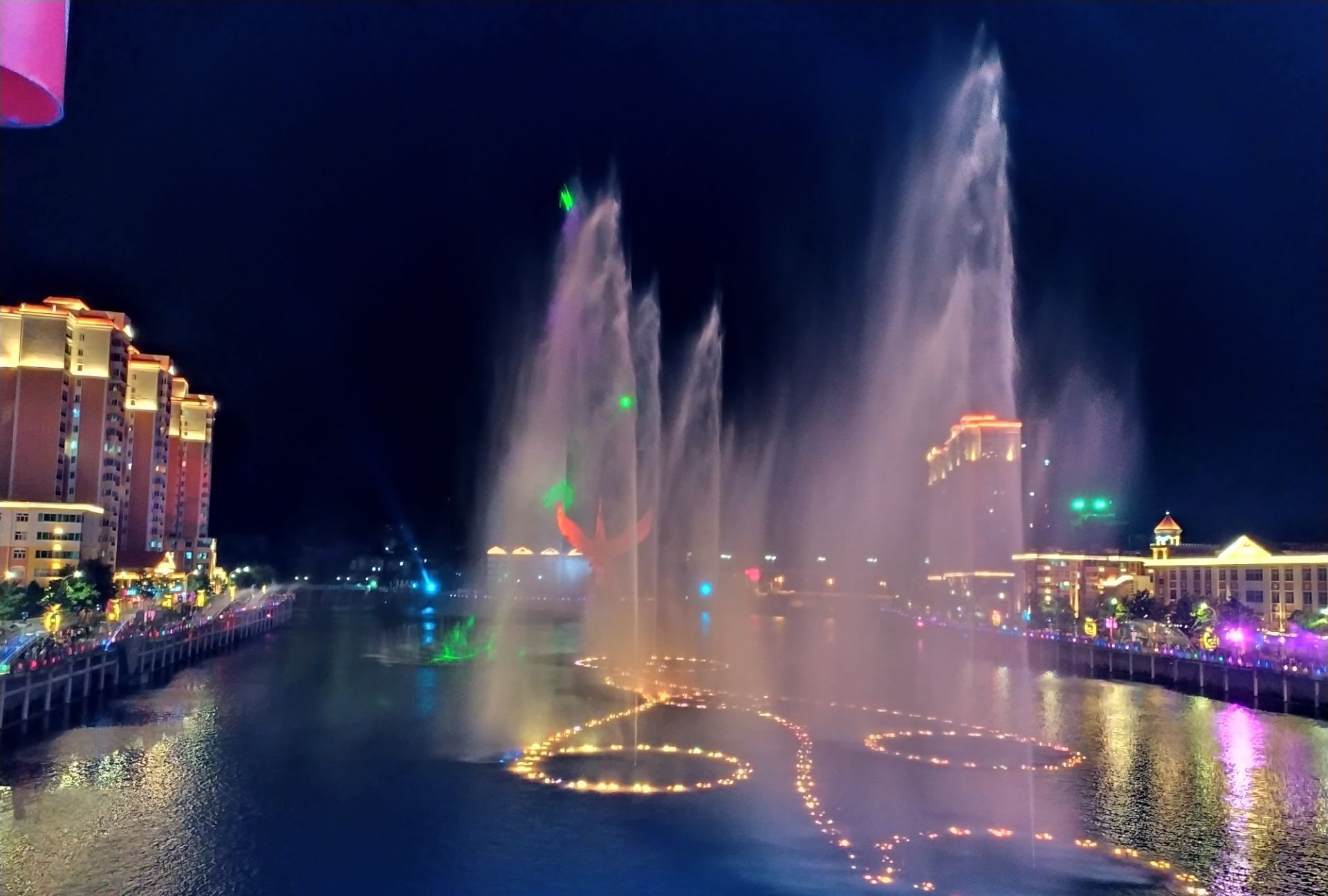 景区内有亲水景观长廊,星光瀑布,水景视听盛宴,音乐喷泉等人工景点