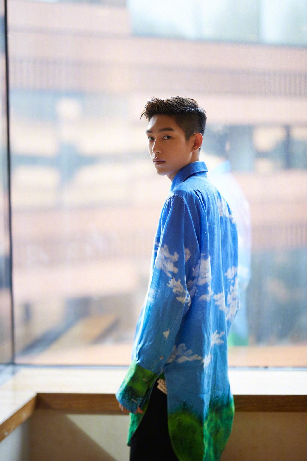 王锵身着蓝天白云印花衬衫配黑色阔腿裤,时尚又可爱