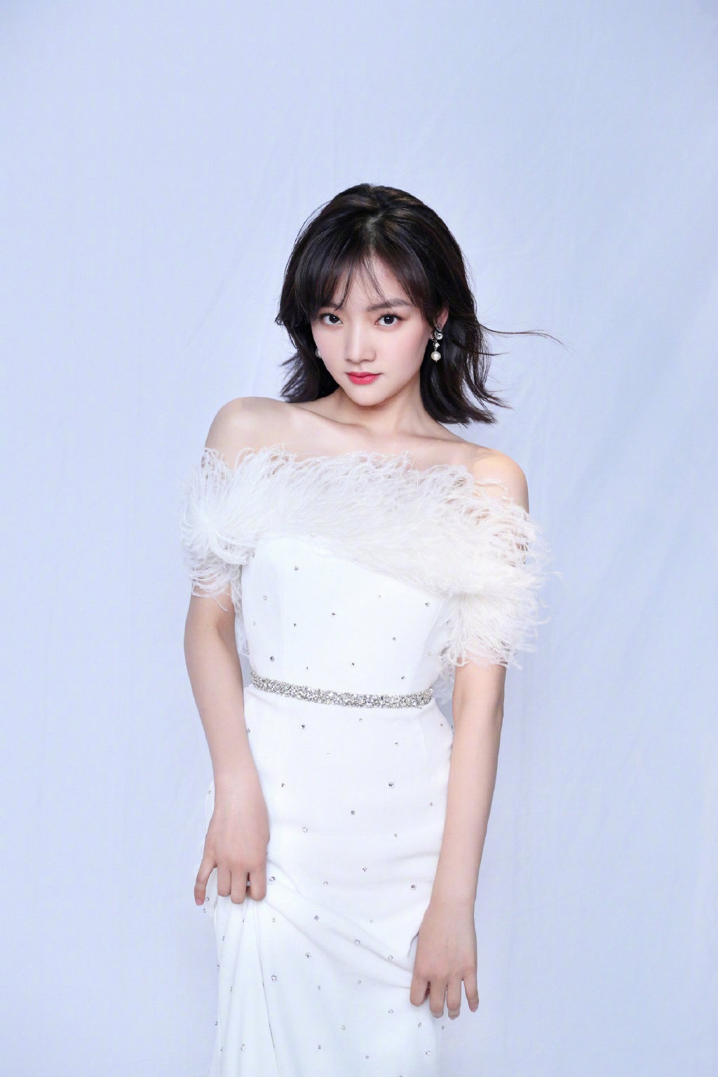 任敏身穿一袭白色抹胸礼裙,灵动飘逸