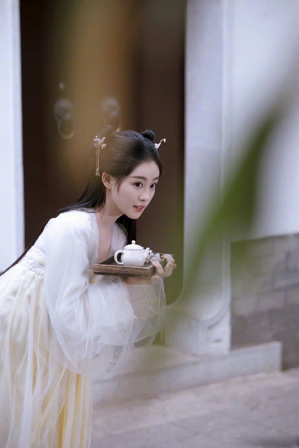 祝绪丹深宫氛围感古装~一身古装静谧清冷,完美演绎深宫氛围感