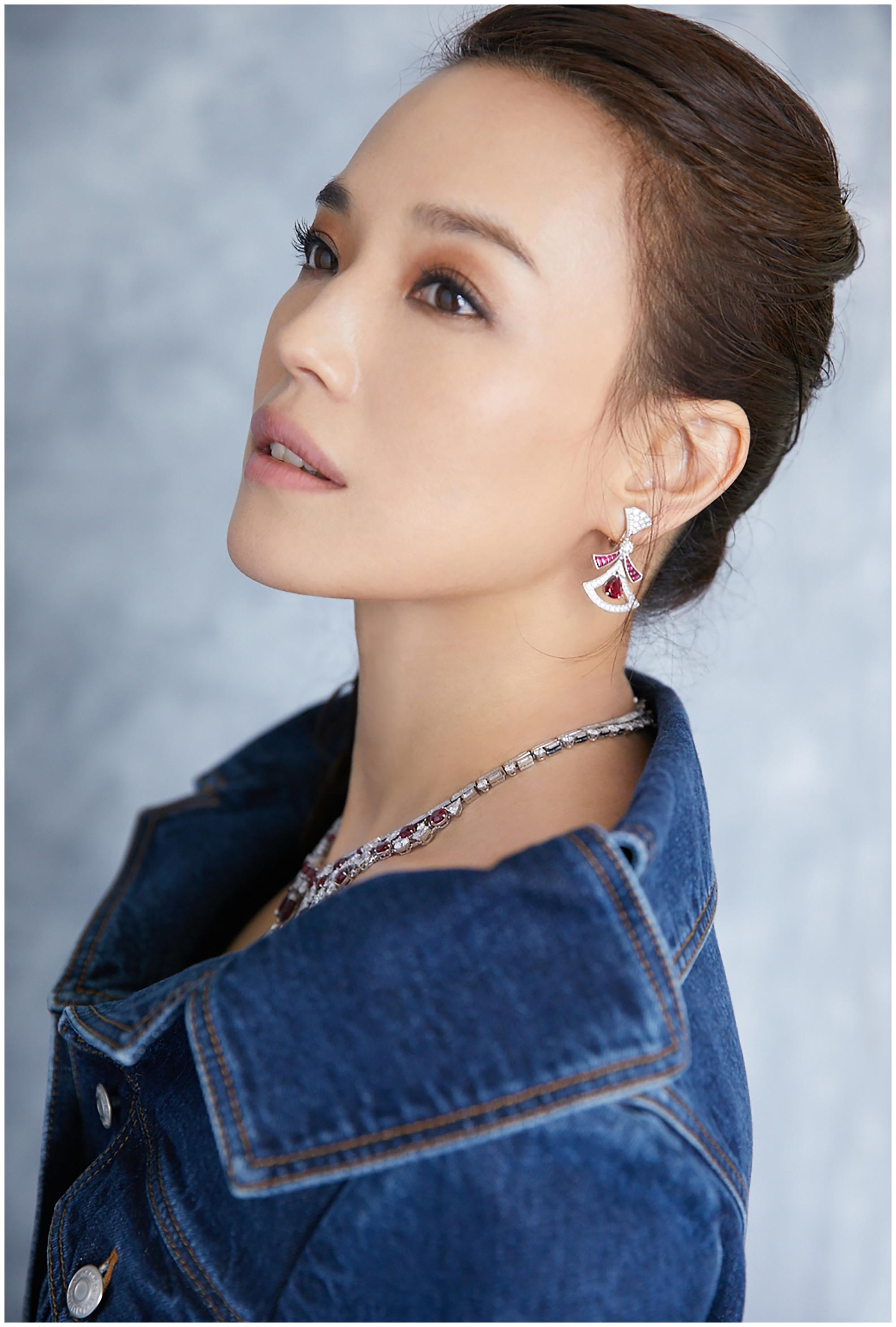 舒淇身着小秀肩牛仔服? 颈酷飒随性