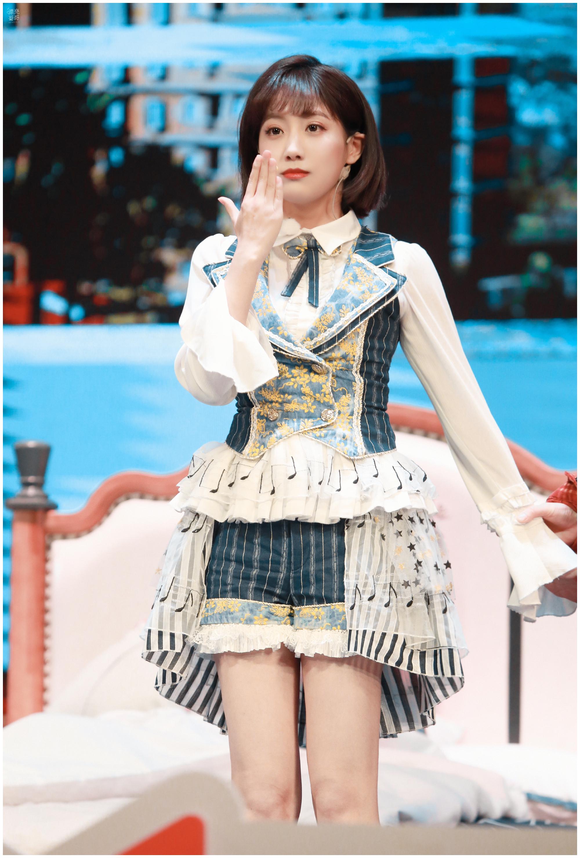 李艺彤参加欢乐喜剧人现女团风压力大哭泣巴洛克风可爱