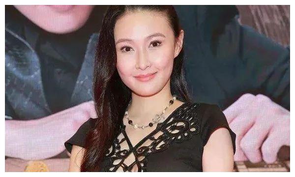 一个其貌不扬但是一心恋爱,一个是神秘隐形人|何猷亨|赌王|陈滢_新浪