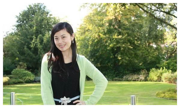 宁辞央视也要嫁英国高管,离婚收场回国10年后,姜丰现在怎样了?